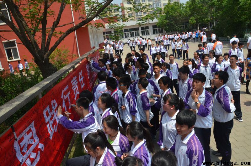 葫芦岛市二高中举行十八岁成人签字仪式和征文活动