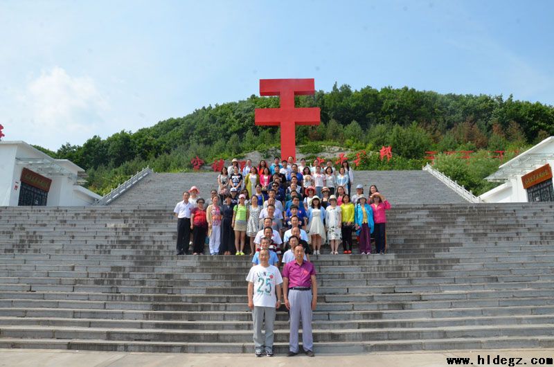 中共葫芦岛市第二高级中学委员会组织全体党员参观大梨树毛丰美先进事迹陈列馆
