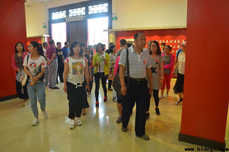 中共葫芦岛市第二高级中学委员会组织全体党员参观大梨树毛丰美先进事迹陈列馆