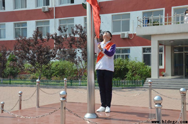 葫芦岛市二高中举行2016届高三毕业生最后一次升旗仪式