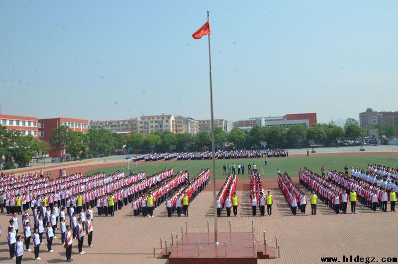 葫芦岛市二高中举行2016届高三毕业生最后一次升旗仪式