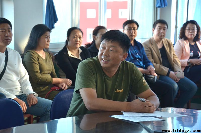 搭起家校合作的坚实平台 ——二高中新学期第一次家长委员会会议召开