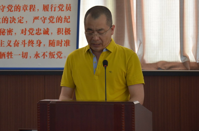 葫芦岛市二高中召开庆七一“一先两优”表彰暨新党员宣誓大会