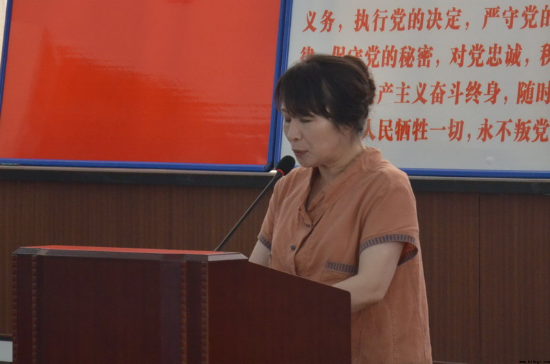 葫芦岛市二高中召开庆七一“一先两优”表彰暨新党员宣誓大会