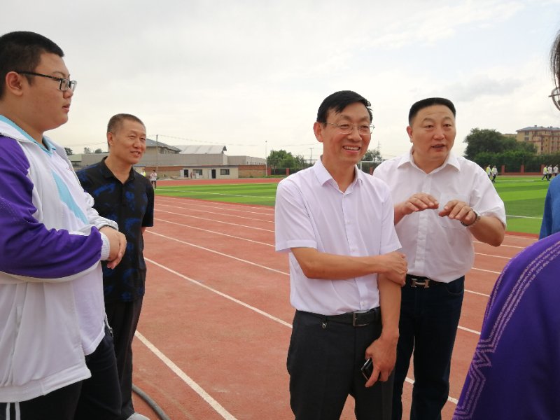 市教育局领导到二高中检查扫黑除恶专项斗争工作 并走访慰问一线教师