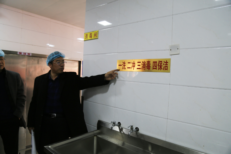 市二高中进行校园安全大检查
