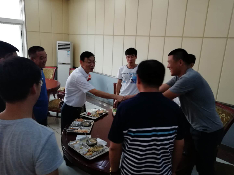 市教育局领导到二高中检查扫黑除恶专项斗争工作 并走访慰问一线教师