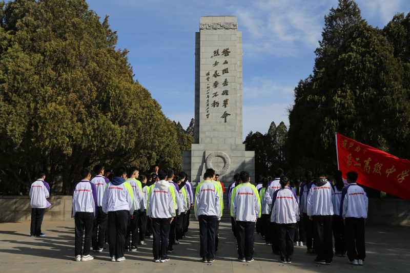 清明节祭扫暨新团员入团宣誓仪式