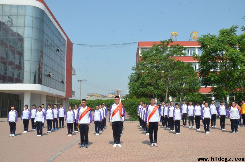 葫芦岛市二高中举行2016届高三毕业生最后一次升旗仪式