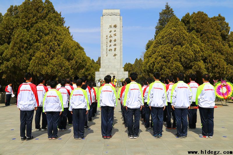 葫芦岛市第二高级中学清明节祭扫塔山烈士墓及新团员入团宣誓仪式活动