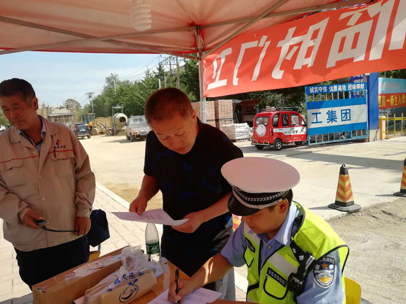 警校联手 确保校园平安