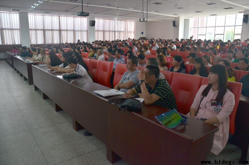 家校沟通，形成利于学生发展的合力 ——记二高中高一高二家长会
