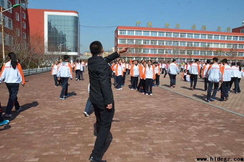 市二高进行师生疏散逃生演练