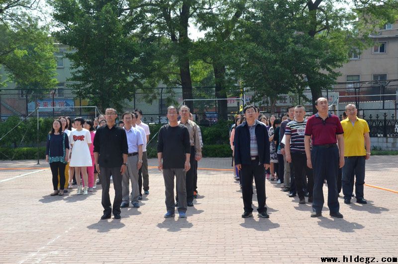 葫芦岛市二高中举行2016届高三毕业生最后一次升旗仪式