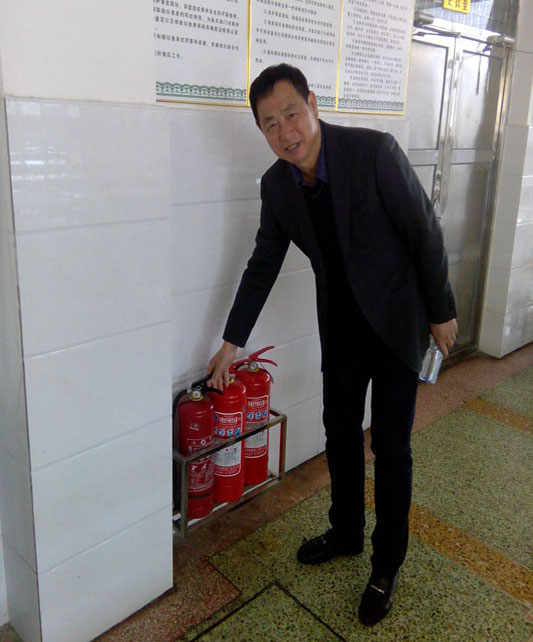 市教育局对我校进行安全工作大检查