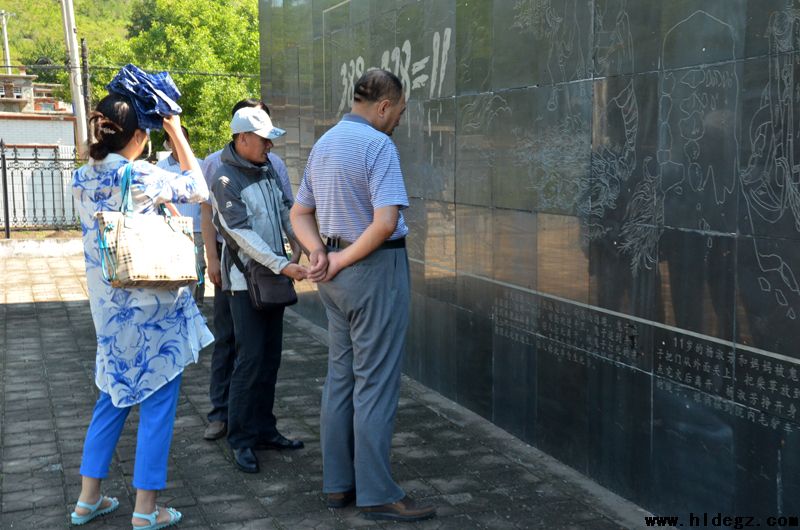一堂生动的党员教育课 ——二高中党委组织党员参观下五家子惨案遗址