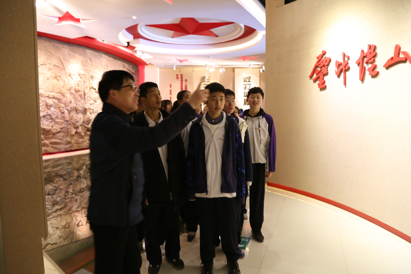 清明节祭扫暨新团员入团宣誓仪式