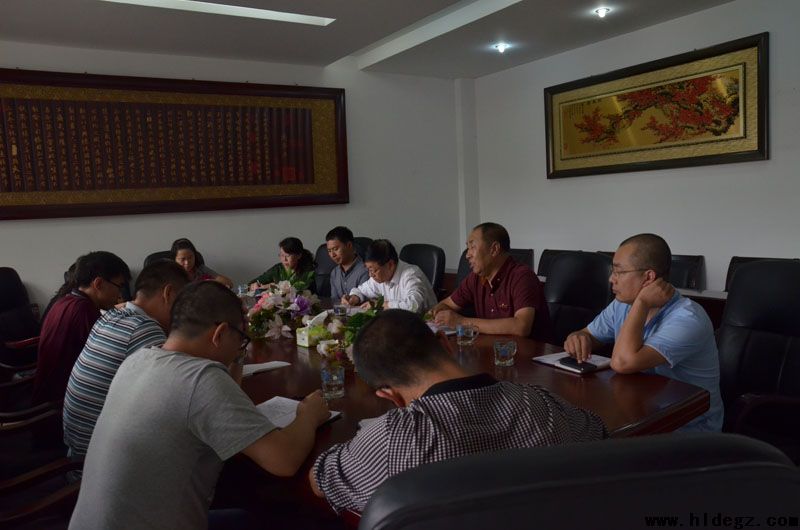 局长推门听课  推动我校教学
