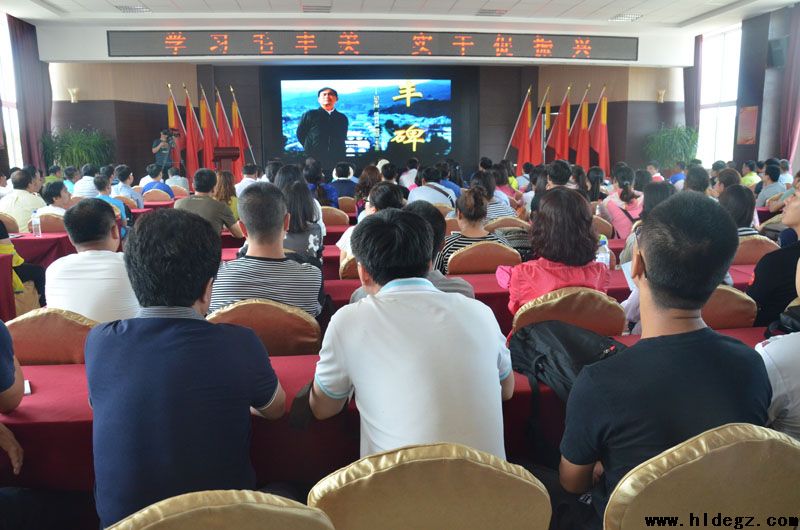 中共葫芦岛市第二高级中学委员会组织全体党员参观大梨树毛丰美先进事迹陈列馆