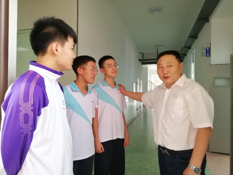 市教育局领导到二高中检查扫黑除恶专项斗争工作 并走访慰问一线教师