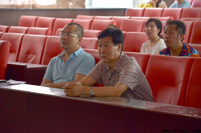 二高中党委组织全体党员观看《筑梦中国》