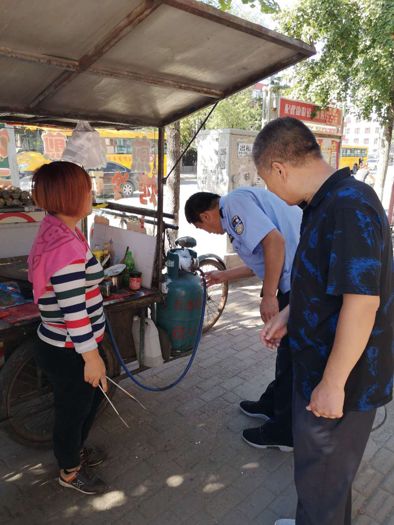 警校联手 确保校园平安