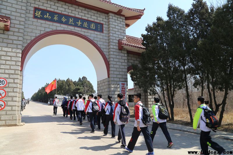 葫芦岛市第二高级中学清明节祭扫塔山烈士墓及新团员入团宣誓仪式活动