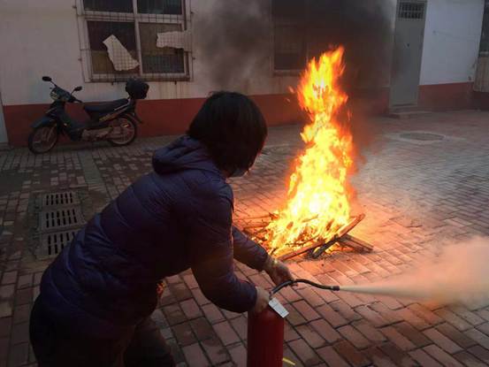 共筑平安防火墙，我们在行动！  ——市二高中舍办、安保处联合开展消防演练活动