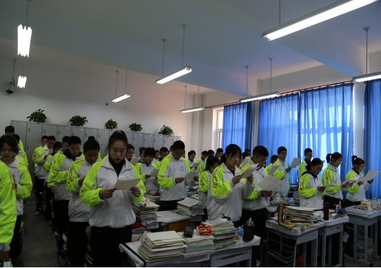 市二高中开展宪法宣传周活动