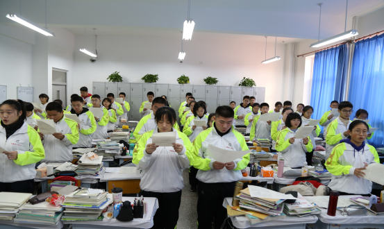市二高中开展宪法宣传周活动