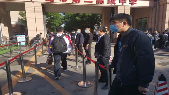 不负韶华 再写精彩 ——市二高中高二学生返校复课记