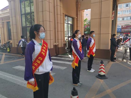 不负韶华 再写精彩 ——市二高中高二学生返校复课记