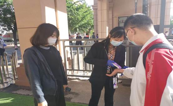 不负韶华 再写精彩 ——市二高中高二学生返校复课记