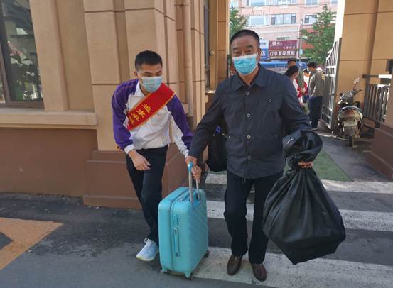 不负韶华 再写精彩 ——市二高中高二学生返校复课记
