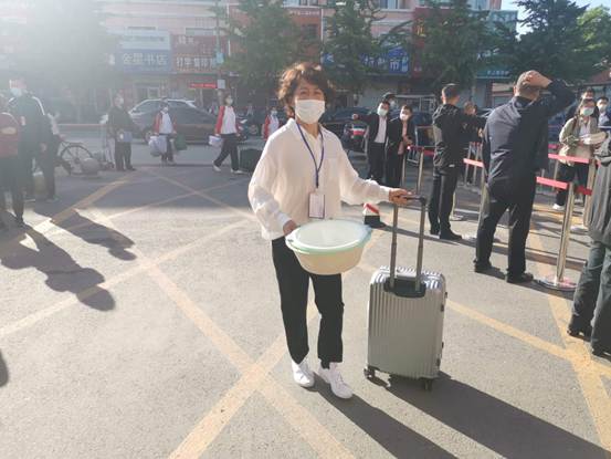 不负韶华 再写精彩 ——市二高中高二学生返校复课记