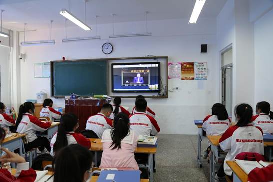 不负韶华 再写精彩 ——市二高中高二学生返校复课记
