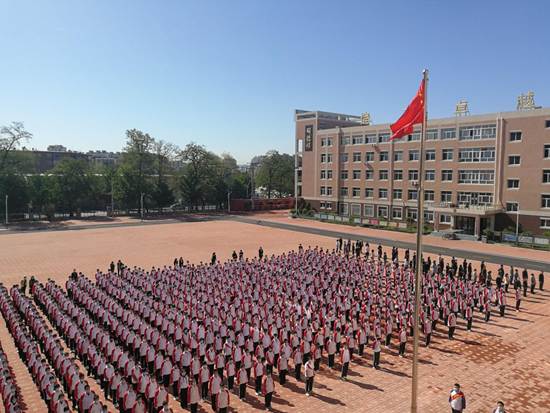 不负韶华 再写精彩 ——市二高中高二学生返校复课记