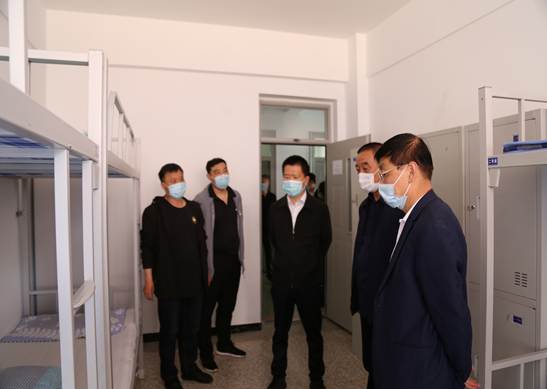朱云副市长一行到市二高中视察开学工作