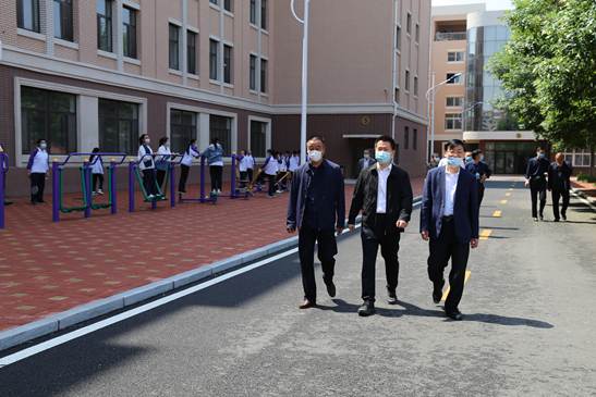朱云副市长一行到市二高中视察开学工作