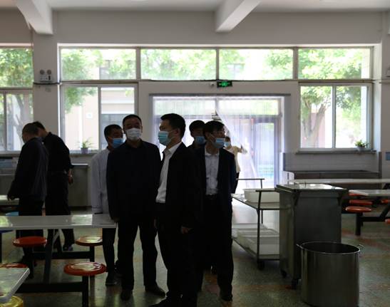 朱云副市长一行到市二高中视察开学工作