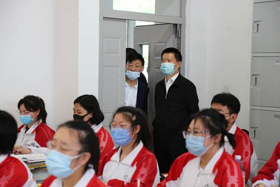 朱云副市长一行到市二高中视察开学工作