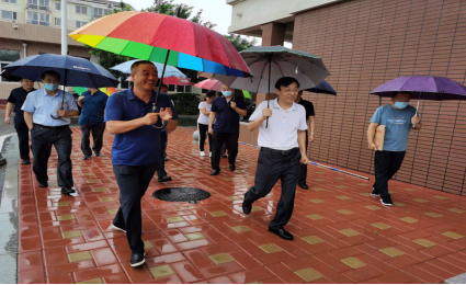 雨行二高中，创城检查忙——佟民局长一行检查市二高中创建文明校园工作