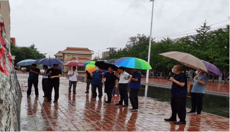 雨行二高中，创城检查忙——佟民局长一行检查市二高中创建文明校园工作