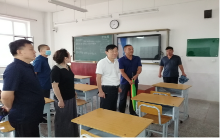 雨行二高中，创城检查忙——佟民局长一行检查市二高中创建文明校园工作