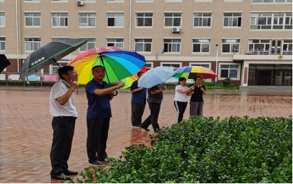 雨行二高中，创城检查忙——佟民局长一行检查市二高中创建文明校园工作