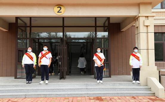 你好，新同学！——市二高中开展新生报到接待工作