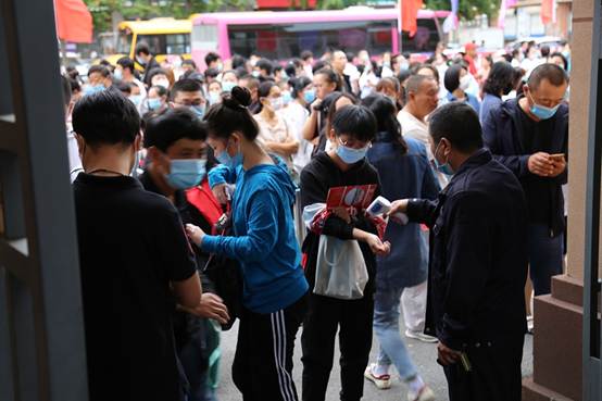 你好，新同学！——市二高中开展新生报到接待工作