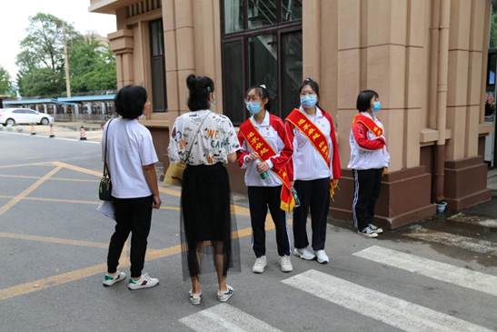 你好，新同学！——市二高中开展新生报到接待工作