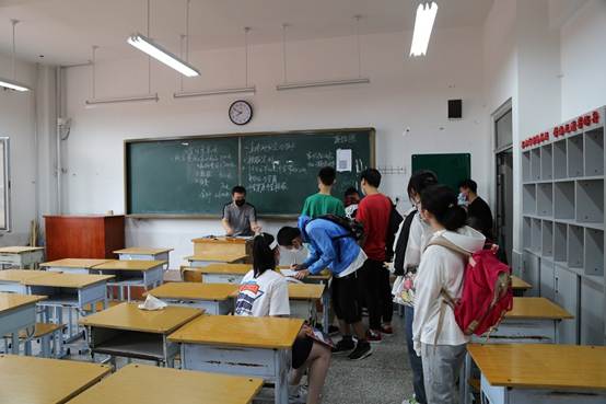 你好，新同学！——市二高中开展新生报到接待工作