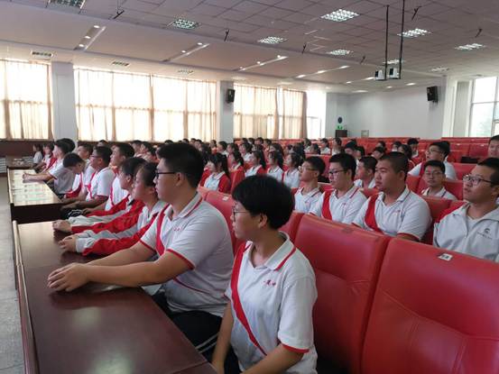 珍惜粮食,拒绝浪费——市二高中举行“培养学生节约习惯”专题讲座